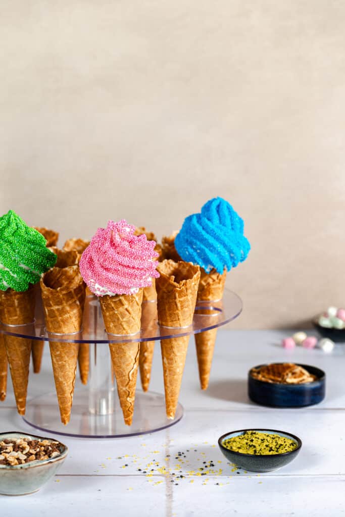 Softijsjes met verschillende garneringen. Waaronder de garneringen in CoolBreak Kleuren